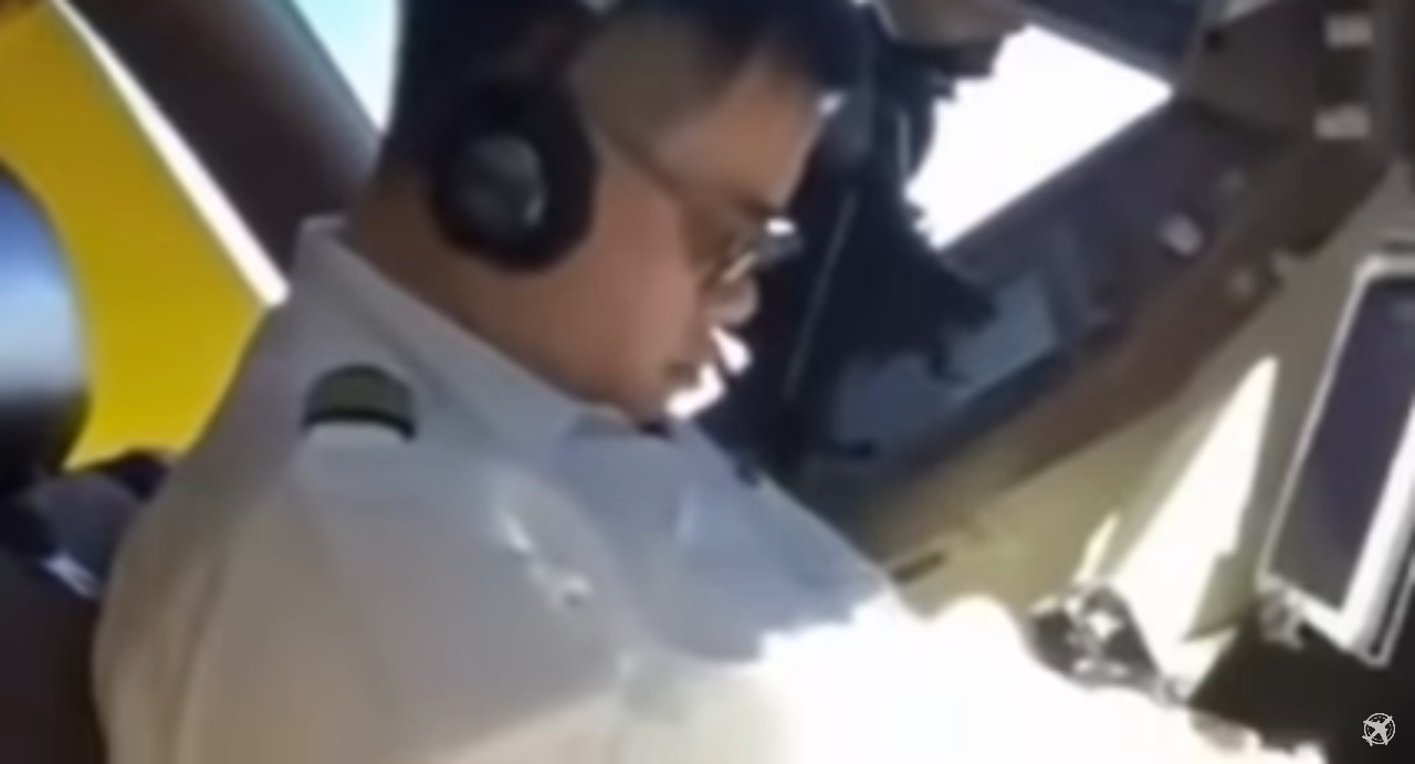 チャイナエアライン(中華航空)の機長が居眠り操縦する動画が、副操縦士