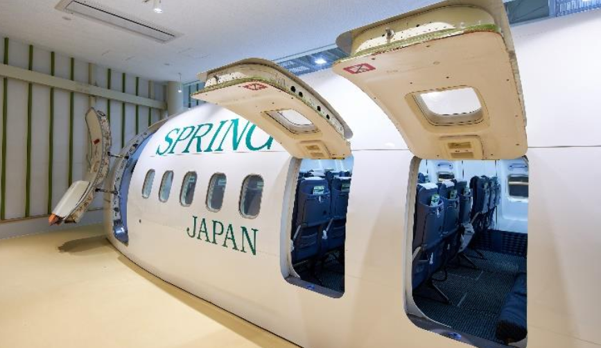 スプリングジャパン、航空科学博物館に実機改装モックアップ訓練施設を