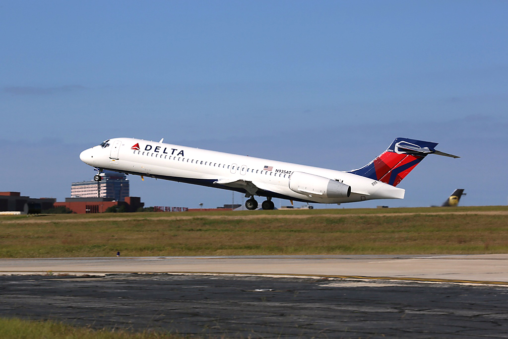デルタ航空、2025年までにB717とB767を全機退役へ CRJ-200は2023年 