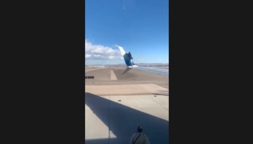 空港の制限区域に侵入し アラスカ航空機の翼によじ登った男が逮捕される 動画あり Sky Budget スカイバジェット