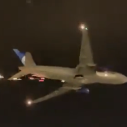 ユナイテッド航空のPW4090エンジン搭載のB777-200型機が離陸直後にトラブル 火花を散らし部品が落下