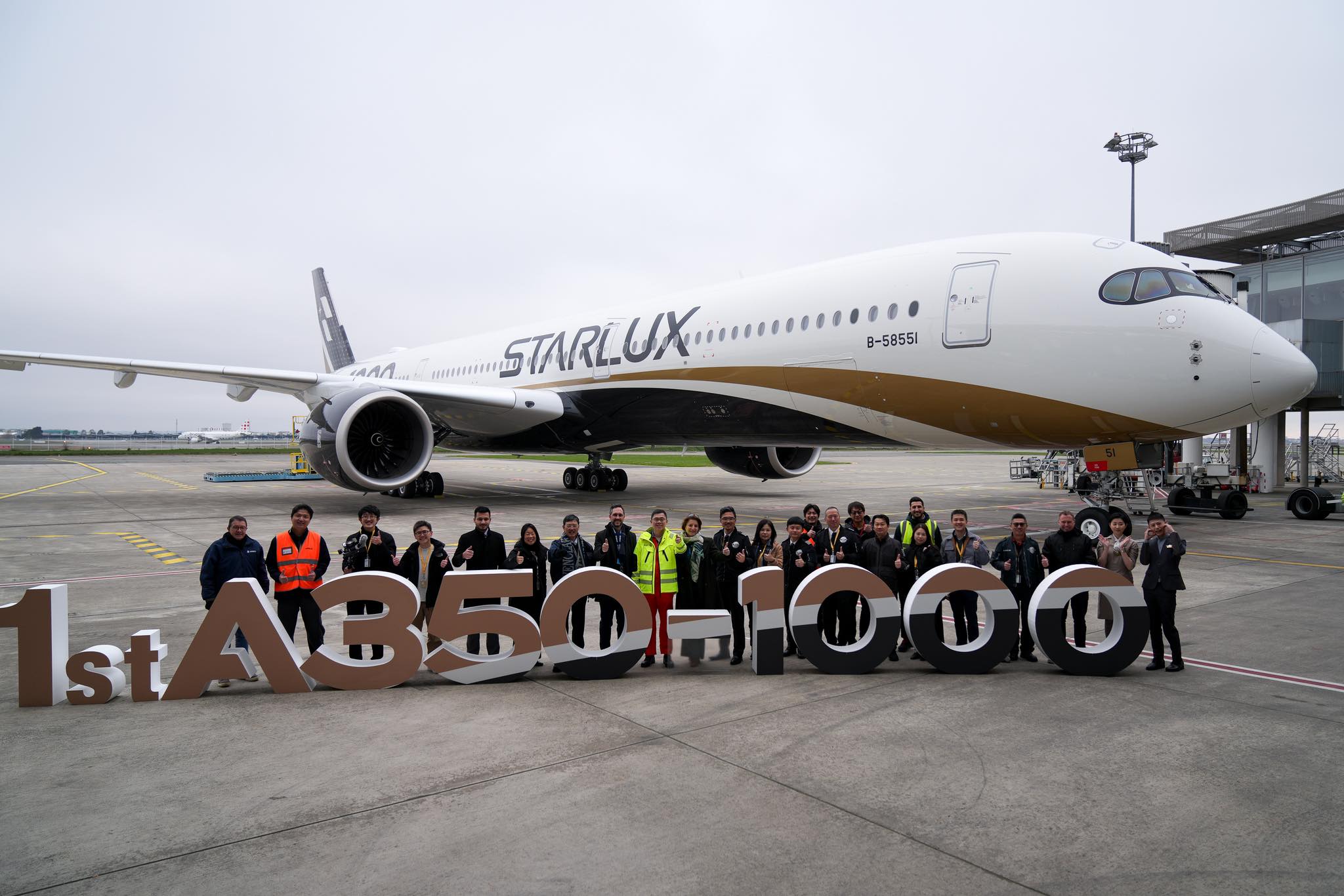 スターラックス航空、A350-1000型機の初号機を受領 会長自ら操縦し本日
